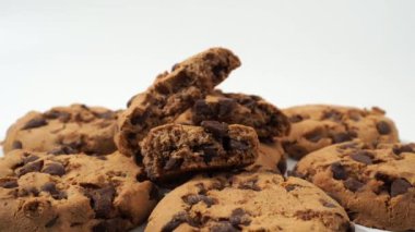 Yulaf ezmeli çikolatalı kurabiyeler beyaz arka planda döner. Çikolatalı klasik yulaf ezmeli kurabiyeler..