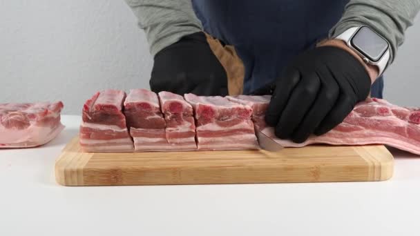 Açougueiro Corta Uma Carcaça Carne Close Uma Faca Cortando Pedaço — Vídeo de Stock