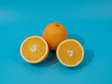 Mavi arka planda olgun portakallar. Mavi üzerine portakallar.