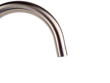 Su kaynağı beyaz arka planda izole edilmiş. Mutfak musluğu beyaz.