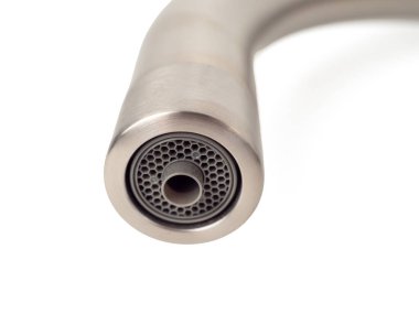 Su kaynağı beyaz arka planda izole edilmiş. Mutfak musluğu beyaz.