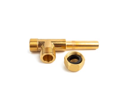 Su hortumu için metal adaptör beyaz arka planda izole edildi. Beyaz üzerine su desteği için adaptör.