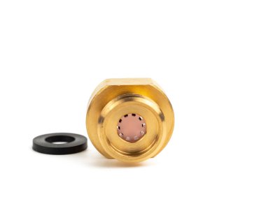 Beyaz zemin üzerinde ağ bulunan su hortumu için metal adaptör. Beyaz üzerine su desteği için adaptör.