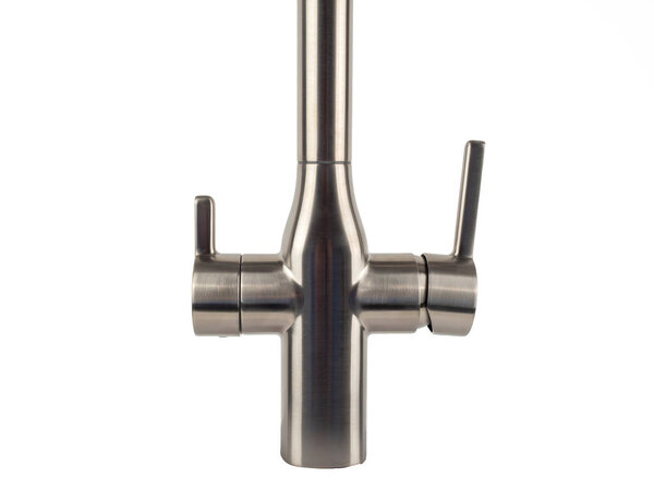 Водопроводный кран изолирован на белом фоне. Кухонный кран на белом.