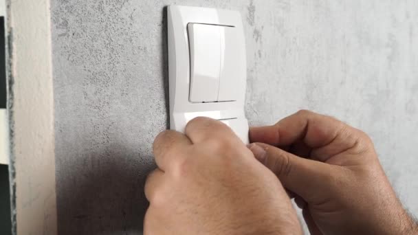 Electricista Instala Interruptor Luz Instalación Del Interruptor Luz Cerca — Vídeos de Stock