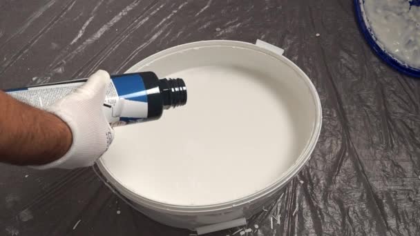 Trabajador Mezcla Pintura Cubo Para Pintar Las Paredes Preparación Para — Vídeos de Stock