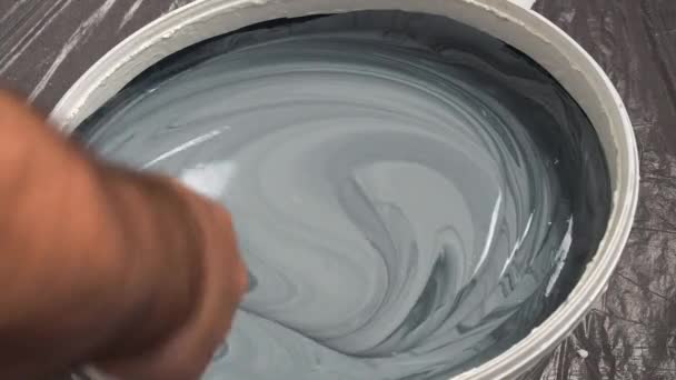 Trabajador Mezcla Pintura Cubo Para Pintar Las Paredes Preparación Para — Vídeos de Stock