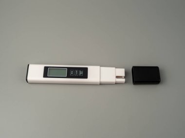 Gri arka planda su kalitesi testi. Su kalitesini ölçmek için aygıt.