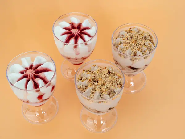 Parlak turuncu arka planda dondurma. Turuncu arka planda plastik bardakta dondurma..