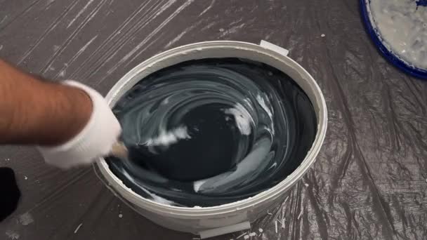 Trabalhador Mistura Tinta Balde Para Pintar Paredes Preparação Para Pintar — Vídeo de Stock