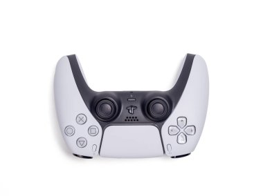Berlin, Almanya 25 Kasım 2023. Beyaz arka planda Sony Playstation 5 oyun konsolu için beyaz Joystick. Berlin, Almanya 25 Kasım 2023.
