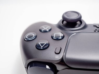 Berlin, Almanya 25 Kasım 2023. Sony Playstation 5 oyun konsolu için siyah Joystick beyaz arka planda. Berlin, Almanya 25 Kasım 2023.