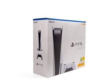 Berlin, Almanya 25 Kasım 2023. Sony Playstation 5 PS5 oyun konsolu beyaz arkaplandaki paketlemede. Oyun konsoluna yakın çekim. Berlin, Almanya 25 Kasım 2023.
