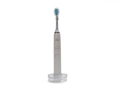 Berlin, Almanya 25 Kasım 2023. Beyaz arka planda Philips 'ten hafif elektrikli diş fırçası. Berlin, Almanya 25 Kasım 2023.