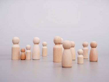 Tahta figürler. Masada birlikte duran bir grup insan. İletişim konsepti.