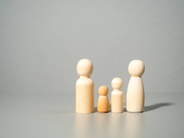Tahta figürler. Gri bir geçmişi olan bir aile. Aile değerleri kavramı.