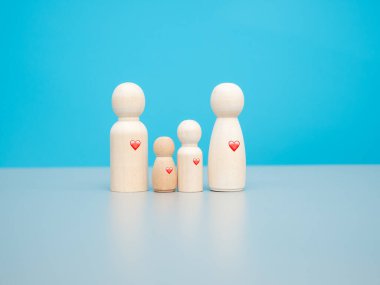 Tahta figürler. Gri bir geçmişi olan bir aile. Aile değerleri kavramı.