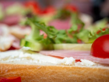 Geleneksel salatalı sandviç. Sandviçler yakın plan..