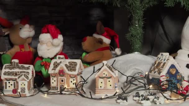Dekoracje Bożonarodzeniowe Postaci Domów Pod Choinką Poruszający Wizerunek Dekoracji Nowego — Wideo stockowe