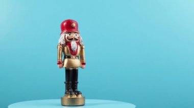 Fındıkkıran 'ın mavi arka planda dönen ahşap biblosu. Noel Fındıkkıranı yakın plan.