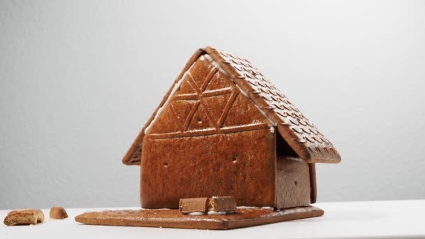 圣诞节姜饼的形状是一座房子 圣诞前用糖霜组装姜饼屋 — 图库视频影像