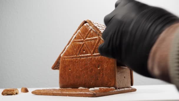 Julpepparkakor Form Ett Hus Montering Pepparkakshus Före Jul Med Sockerglasyr — Stockvideo