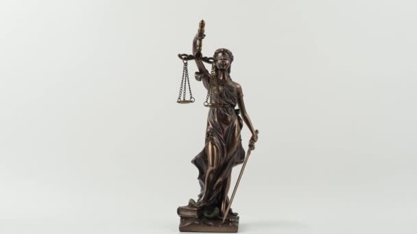 Бронзовая Статуя Леди Судьи Вращается Белом Фоне Статуя Правосудия — стоковое видео