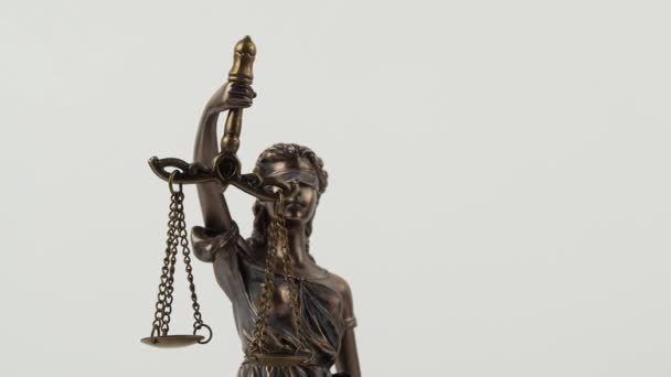 Бронзова Статуя Леді Справедливості Обертається Білому Тлі Статуя Справедливості Крупним — стокове відео