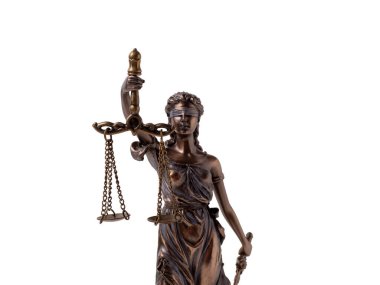 Beyaz arka planda Bayan Adalet 'in bronz heykeli. Adalet Anıtı Kapatın