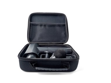 Beyaz arka planda bir çantada masaj silahı. Terapötik spor aleti.