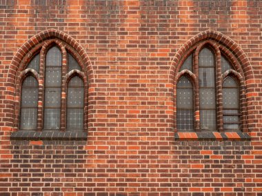 Eski bir tuğla binanın camları. Eski pencereler yakın plan.