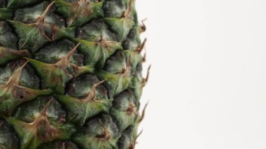 Olgun ananas beyaz arka planda döner. Ananası kapat.