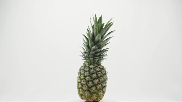 Rijp Ananas Draait Een Witte Achtergrond Ananas Close — Stockvideo