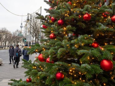 Berlin, Almanya 18 Aralık 2023. Şehrin arka planına karşı Noel ağacı. Berlin, Almanya 18 Aralık 2023