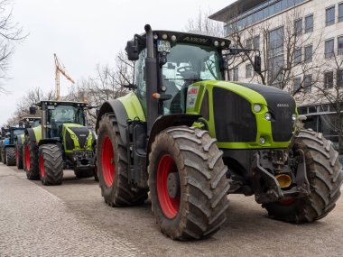 Berlin, Almanya 18 Aralık. 2023 çiftlik traktörleri başkentin merkezinde. Berlin, Almanya 18 Aralık. 2023