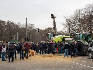 Berlin, Almanya 18 Aralık. 2023 çiftlik traktörleri başkentin merkezinde. Berlin, Almanya 18 Aralık. 2023