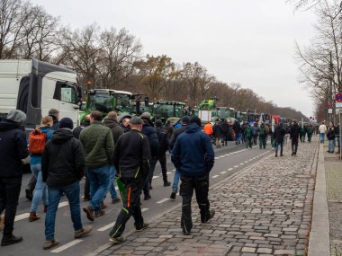 Berlin, Almanya 18 Aralık. 2023 çiftlik traktörleri başkentin merkezinde. Berlin, Almanya 18 Aralık. 2023