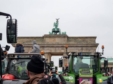 Berlin, Almanya 18 Aralık. Arka planda Brandenburg Kapısı olan 2023 Farm traktörleri. Berlin, Almanya 18 Aralık. 2023