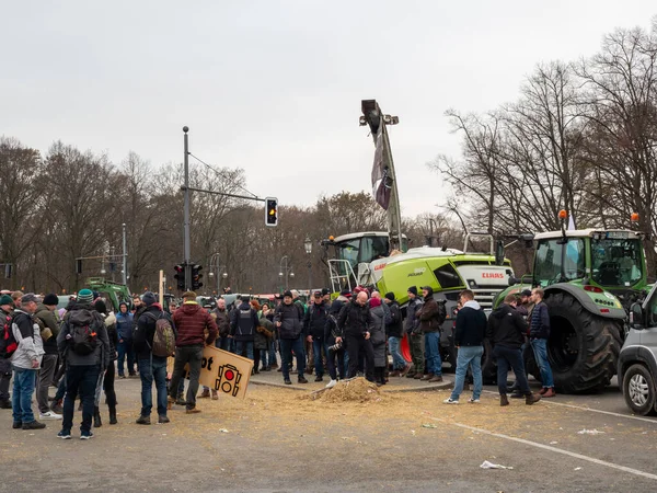 Berlin, Almanya 18 Aralık. 2023 çiftlik traktörleri başkentin merkezinde. Berlin, Almanya 18 Aralık. 2023