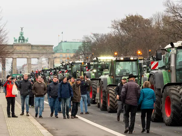 12月18日 德国柏林 2023以勃兰登堡门为背景的农场拖拉机 12月18日 德国柏林 2023 免版税图库图片