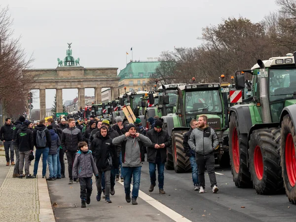 12月18日 德国柏林 2023以勃兰登堡门为背景的农场拖拉机 12月18日 德国柏林 2023 图库图片