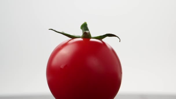 Tomater Rotera Vit Bakgrund Mogna Körsbärstomater Närbild — Stockvideo