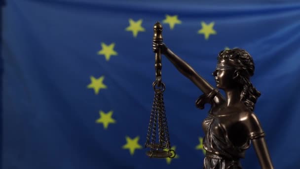 Kameran Rör Sig Mot Lady Justice Statyn Mot Bakgrund Europeiska — Stockvideo