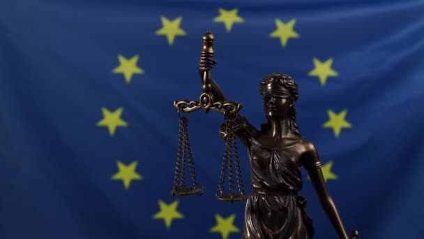 Statyn Lady Justice Roterar Mot Bakgrund Europeiska Unionens Flagga Närbild — Stockvideo