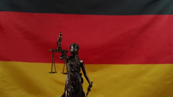 Brązowy Posąg Pani Sprawiedliwości Obraca Się Tle Niemieckiej Flagi Zbliżenie — Wideo stockowe