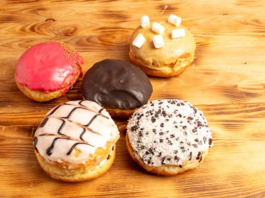 Ahşap arka planda tatlı çörek. Tatlı çörek, yakın plan..