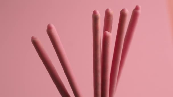 Τραγανά Ραβδιά Ροζ Γλάσο Ζάχαρης Περιστρέφονται Ροζ Φόντο Κολλημένα Ροζ — Αρχείο Βίντεο
