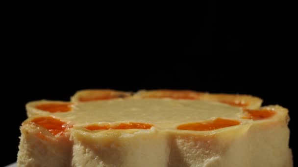 奶酪蛋糕在深色背景下旋转 夹杂着橘子的芝士蛋糕 — 图库视频影像