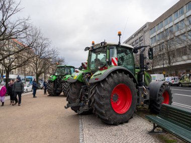 Berlin, Almanya 15 Ocak 2024 Tarım traktörleri başkentin merkezinde. Çiftçi gösterisi. Berlin, Almanya 15 Ocak 2024