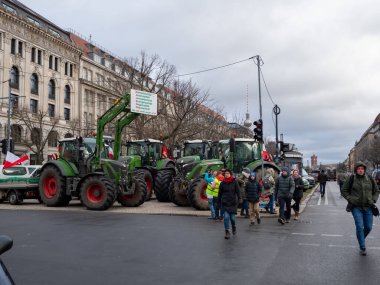 Berlin, Almanya 15 Ocak 2024 Tarım traktörleri başkentin merkezinde. Çiftçi gösterisi. Berlin, Almanya 15 Ocak 2024